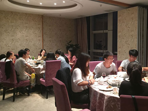 皓月迎佳節，中秋共團圓